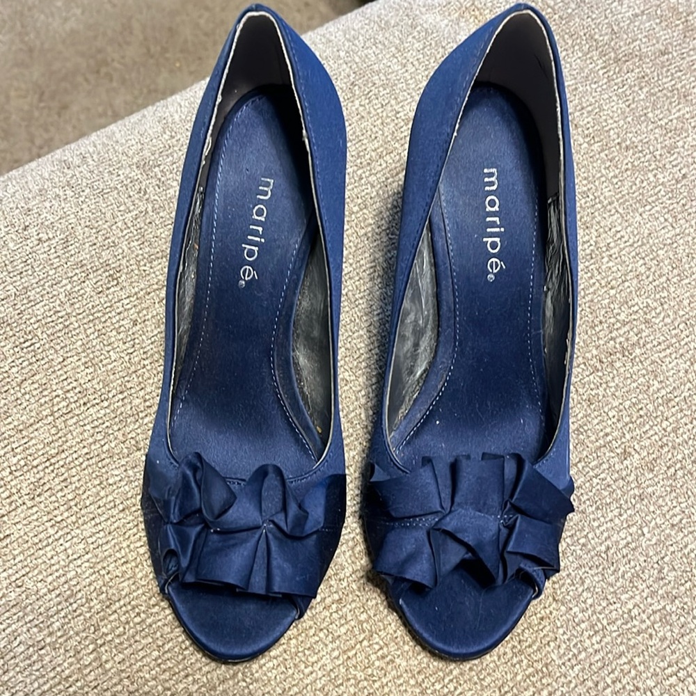 Navy peekaboo heel